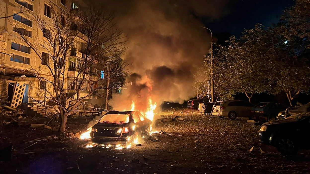 Auto paloi asuinrakennuksen pihalla ilmaiskun jälkeen Zaporizhzhjassa 5. lokakuuta 2025. Ukrainan hätäviranomaisten handout-kuva.