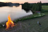 Kuivuus ei estä kokkojen polttoa tänä juhannuksena. HEIKKI SAUKKOMAA / LEHTIKUVA.