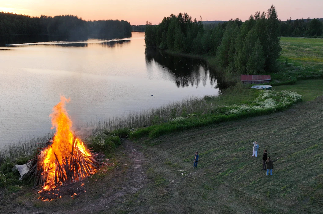 Kuivuus ei estä kokkojen polttoa tänä juhannuksena. HEIKKI SAUKKOMAA / LEHTIKUVA.