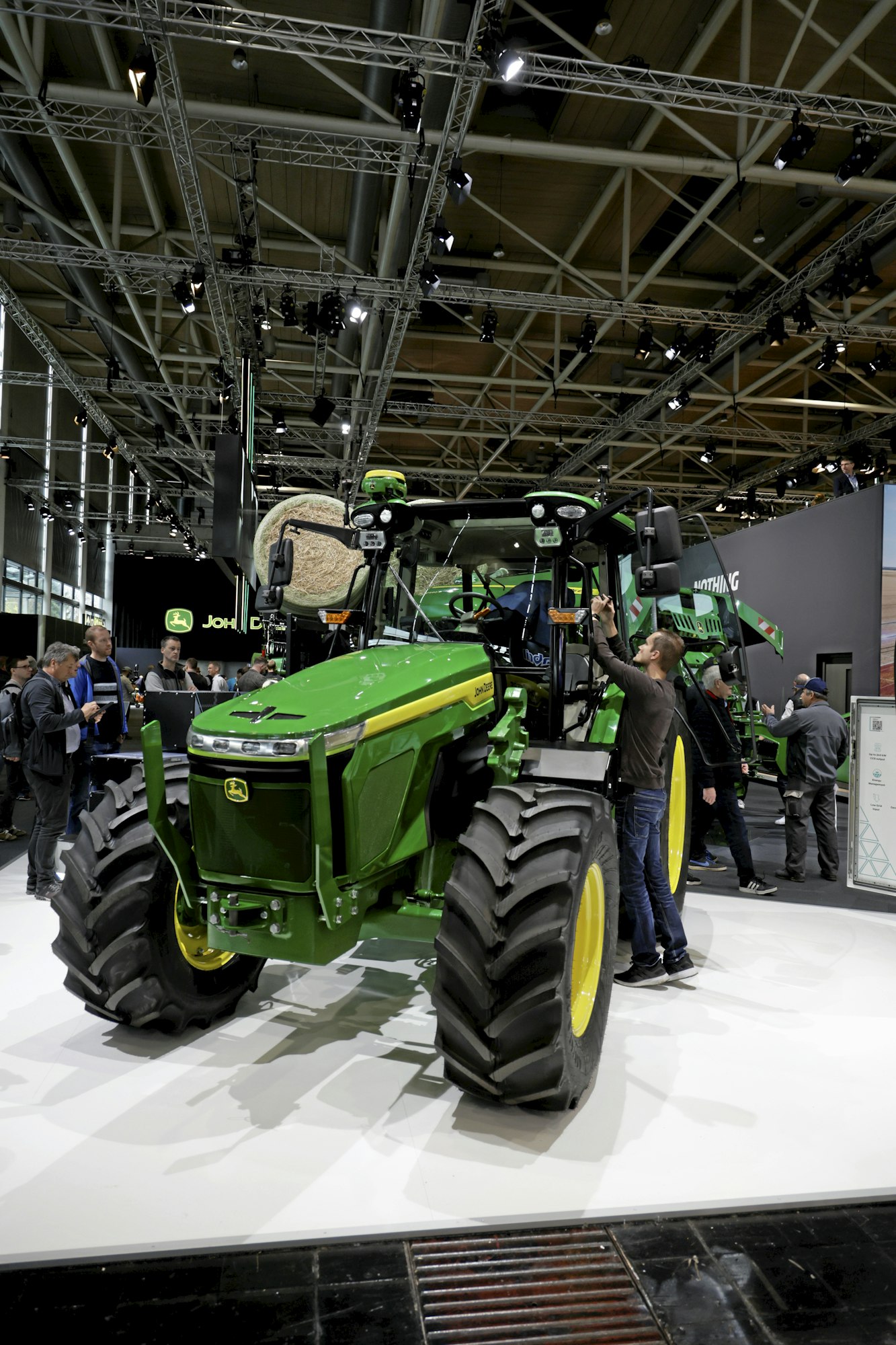 John Deeren E-Power–sähkötraktori sai näyttelyssä Euroopan ensiesittelynsä. Traktori voidaan varustaa kolmella, neljällä tai viidellä 34 kWh:n akulla. Vetomoottorin teho on 130 hevosvoimaa, samoin voimanottoa pyörittävän moottorin. Lisäksi hydrauliikkapumppua pyörittää kaksi sähkömoottoria, yhteistehoa saadaan ulos hetkellisesti noin 300 hevosvoimaa. Traktoria valmistetaan kahdella eri leveydellä ja ohjaamolla, versioita on neljä. Traktori tulee kaudelle 2026 rajoitettuun testikäyttöön Eurooppaan, USA:ssa myydään ensi vuonna rajoitettu erä sähkötraktoreita.