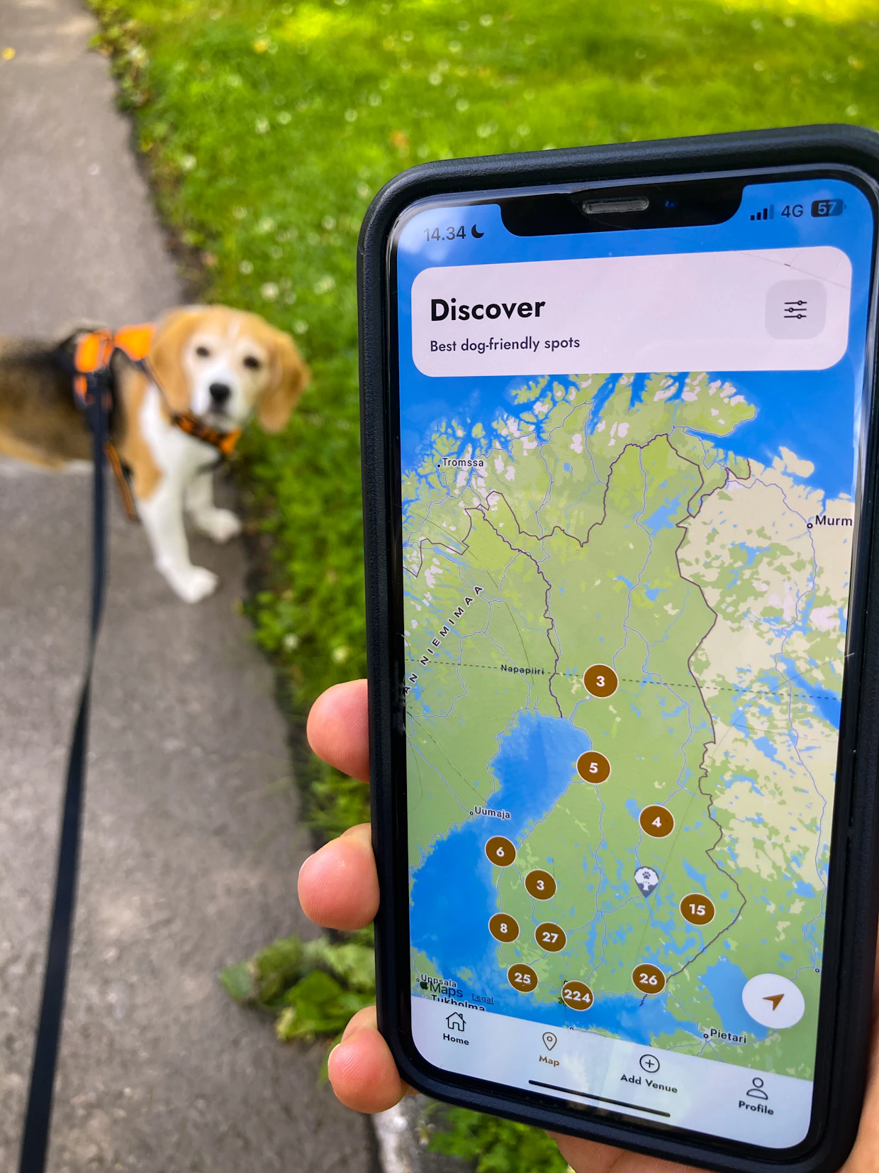 Sovellus näyttää koiraystävälliset paikat karttapohjalla. Käyttökieleksi voi valita suomen, englannin tai ruotsin.