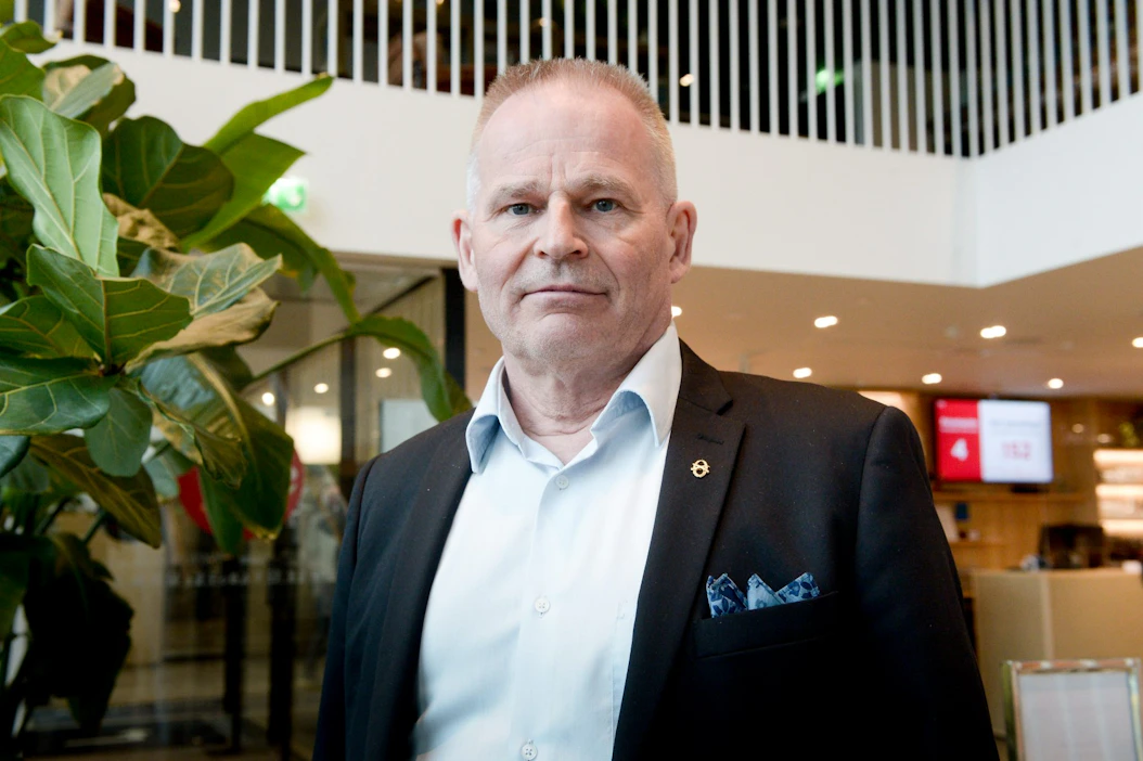 Reserviläisliiton puheenjohtaja Ilpo Pohjola arvioi Venäjän hyökkäyksen Ukrainaan vaikuttavan eri tavoin ihmisiin. LEHTIKUVA / Mikko Stig.