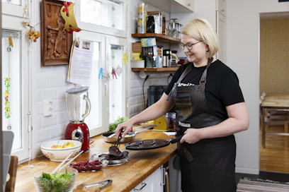 Tuula Kukkola-Räinä tunnustaa olevansa ruokafriikki, joka on perinyt innostuksen ruuanlaittoon pohjoiskarjalaiselta äidiltään.
