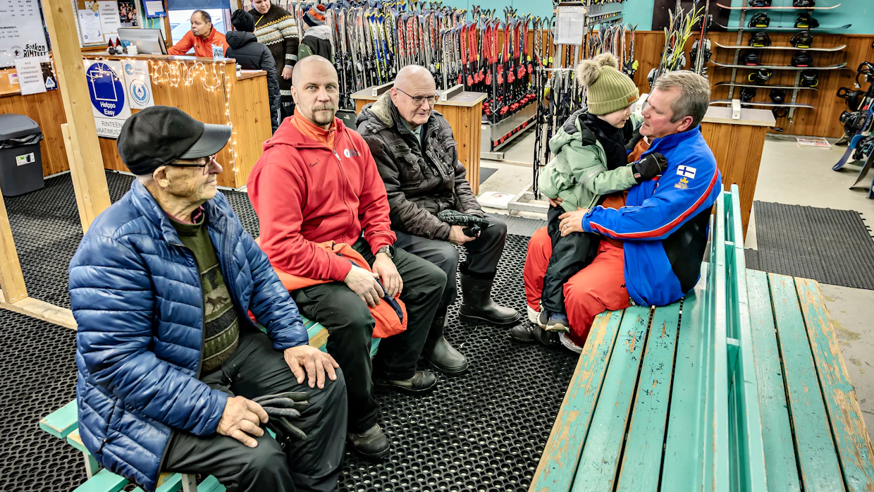 Sotkarinteen aktiiveja: Paavo Malkamäki (vas), Hannu Talvitie, Aarne Ketola ja Jari Huhtanen sylissään lapsenlapsi Rasmus Mäntymäki.