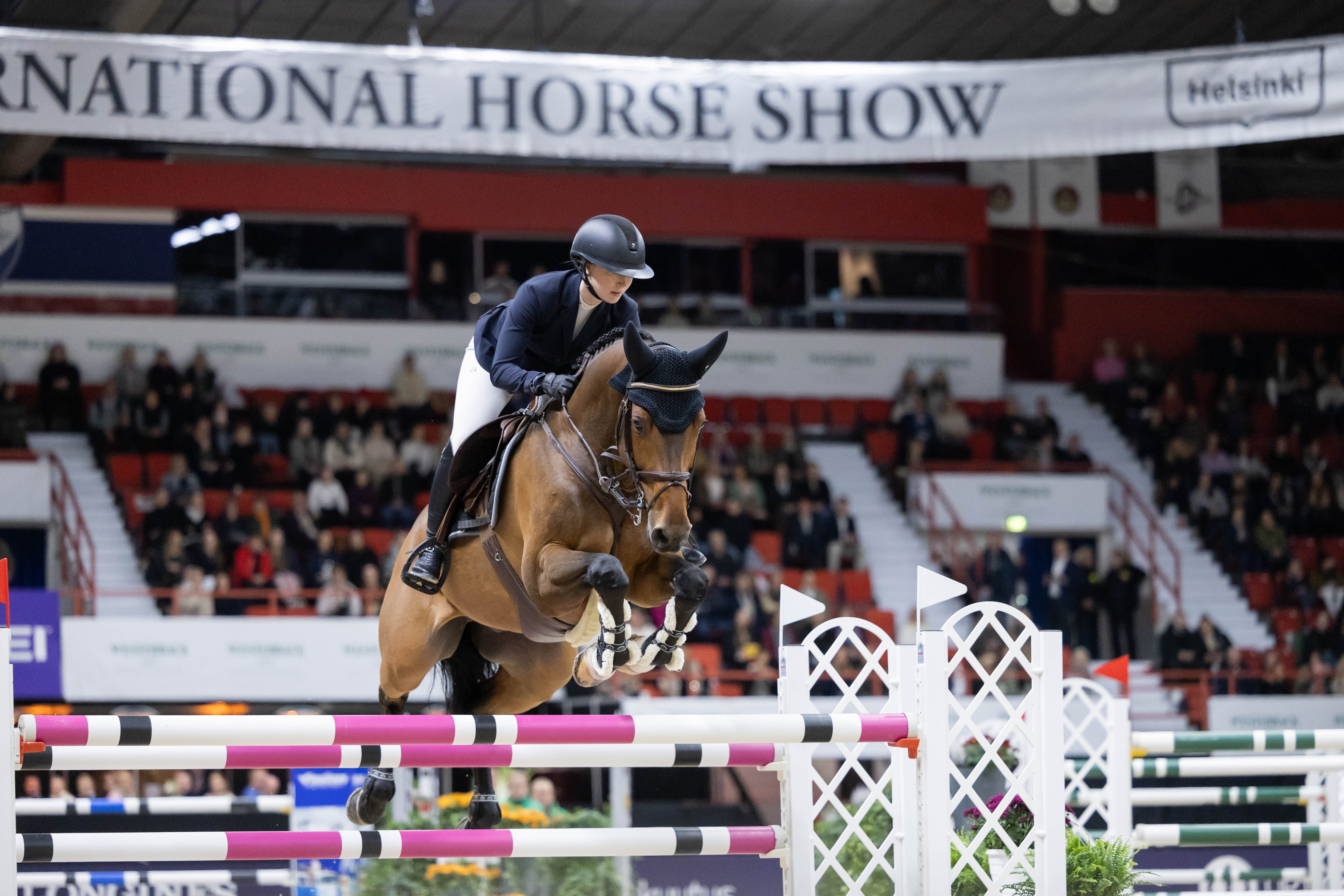 Kuvassa ykköshevosellaan Canto Brunolla hyppäävä Aura Vasama on Suomen ainut edustaja tämän vuoden HIHSin pääluokissa. 