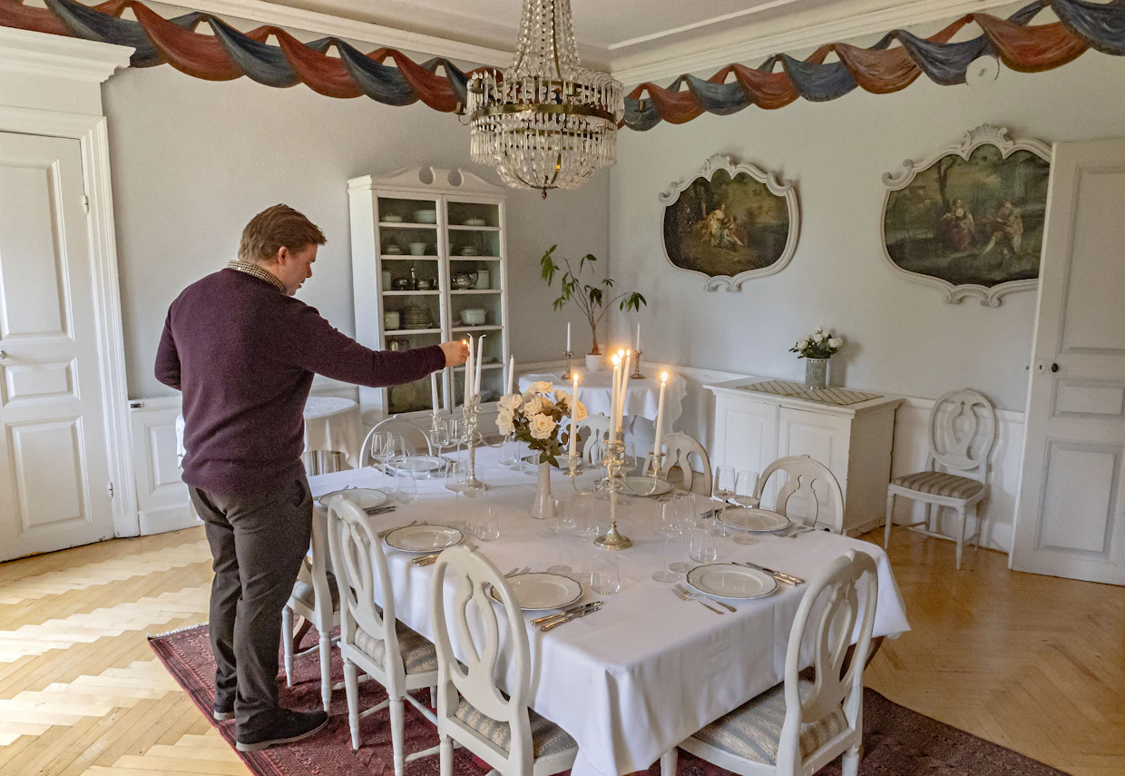 Jahtipäivän jälkeen vieraille tarjotaan illallinen historiaa huokuvassa ruokasalissa.