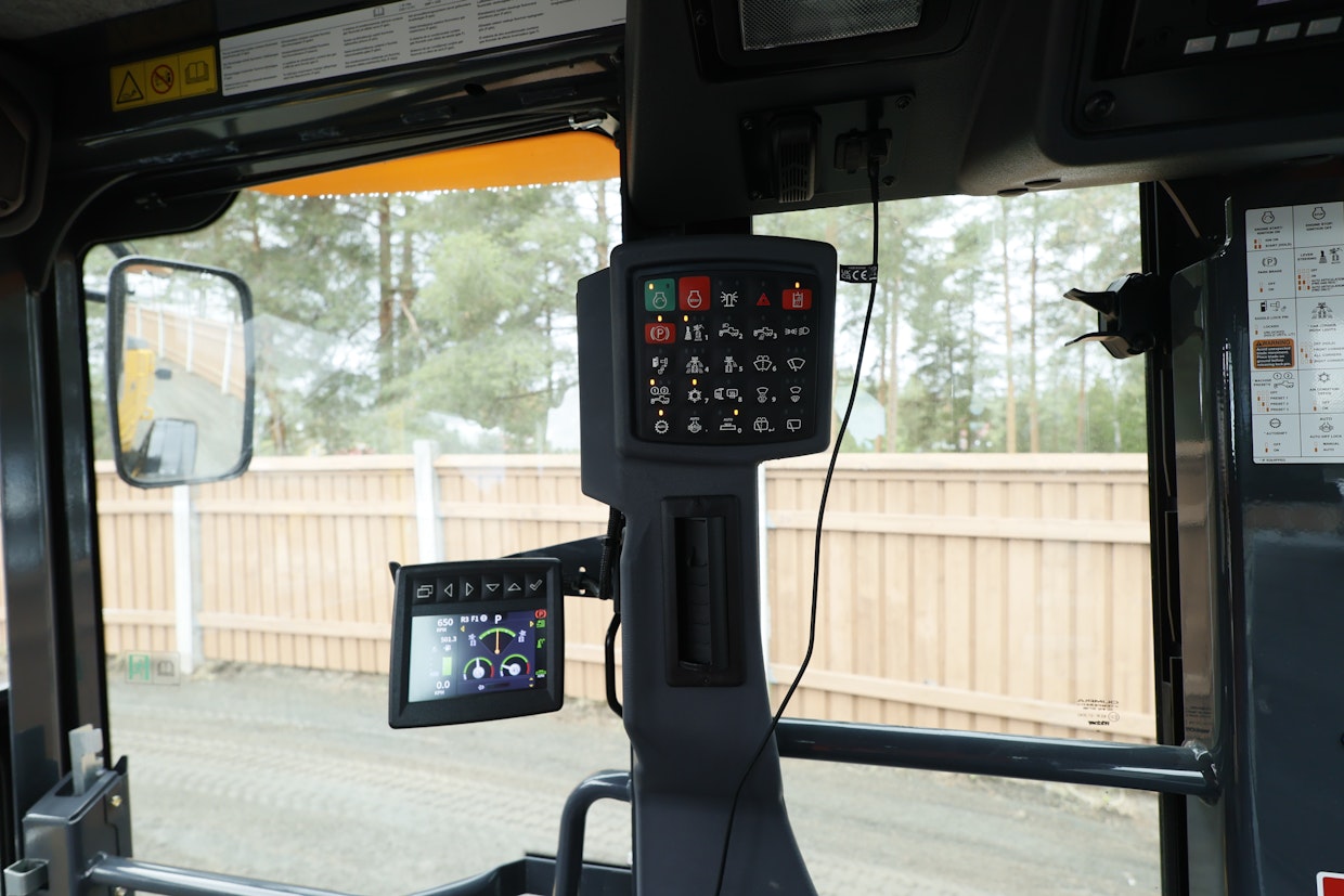 Kuljettajan oikealla puolella on koneen perustiedot ilmaiseva näyttöpaneeli sekä erilaisia kytkimiä. Näillä hallitaan pääasiassa työvaloja, joita tiehöylässä täytyy olla runsaasti.