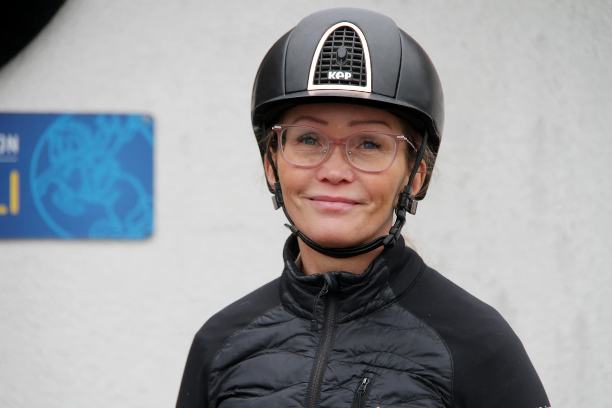 Tiina Polso miettii, että kouluratsu on jo jalostettu kaipaamaa ihmisen kanssa suoritettavia tehtäviä, niin kuin paimenkoira kaipaa paimentamista ja metsäkoira metsästämistä.