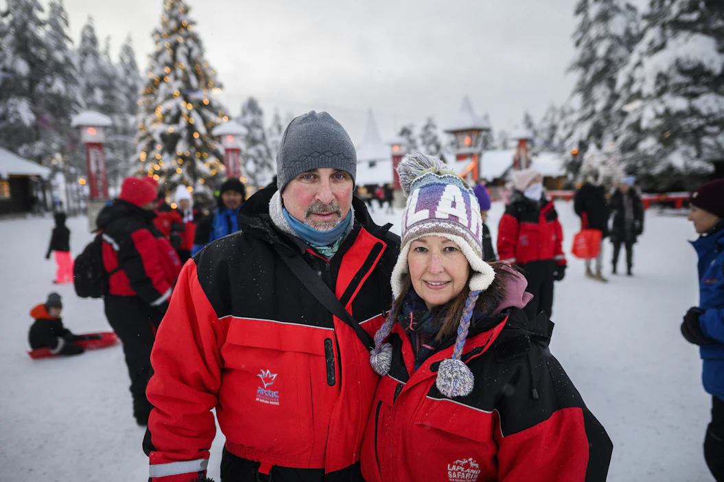 Todd ja Stephanie Martin Lousianasta kävivät viime torstaina Rovaniemellä Joulupukin Pajakylässä. Heillä ei käynyt mielessäkään Suomen Nato-jäsenyyshakemus matkasuunnitelmia tehdessä. Joulukuussa Rovaniemellä vierailee 120 eri kansallisuutta.
