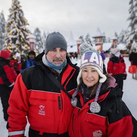 Todd ja Stephanie Martin Lousianasta kävivät viime torstaina Rovaniemellä Joulupukin Pajakylässä. Heillä ei käynyt mielessäkään Suomen Nato-jäsenyyshakemus matkasuunnitelmia tehdessä. Joulukuussa Rovaniemellä vierailee 120 eri kansallisuutta.