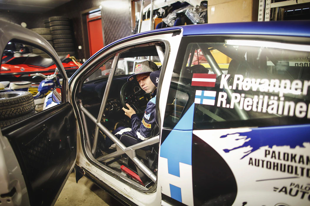 Vastikään ajokortin saanut 17-vuotias rallilupaus Kalle Rovanperä poseerasi MT:lle vuonna 2017. Seuraavana vuonna poikkeusluvan saajia oli jo yli tuhat.
