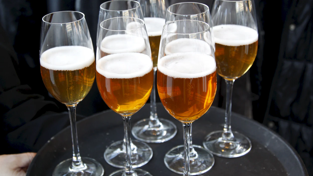 Alkoholilain mukaan itse tehty olut, siideri, kotiviini tai nykyään kiljukin on laillista. Tislaamalla valmistaminen on laitonta. Tislaamalla eli esimerkiksi pontikkaa valmistaessa prosessissa syntyy ensin metanolia, vasta sitten etanolia. Jos metanolia ei lappoa pois, se voi sokeuttaa.