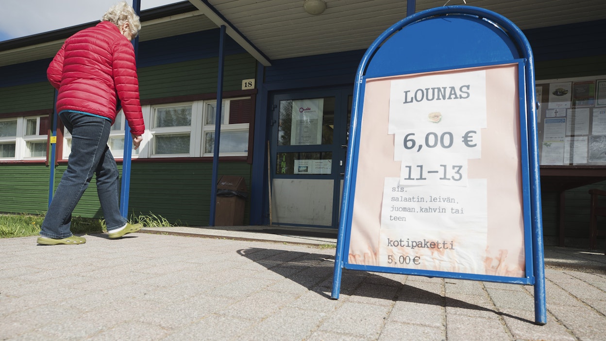 Lounasravintola maaseututaajamassa. Kuvituskuva.