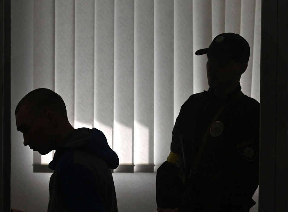 Shishimarin (vasemmalla) kertoi oikeudessa, että häntä painostettiin verityöhön. LEHTIKUVA/AFP.