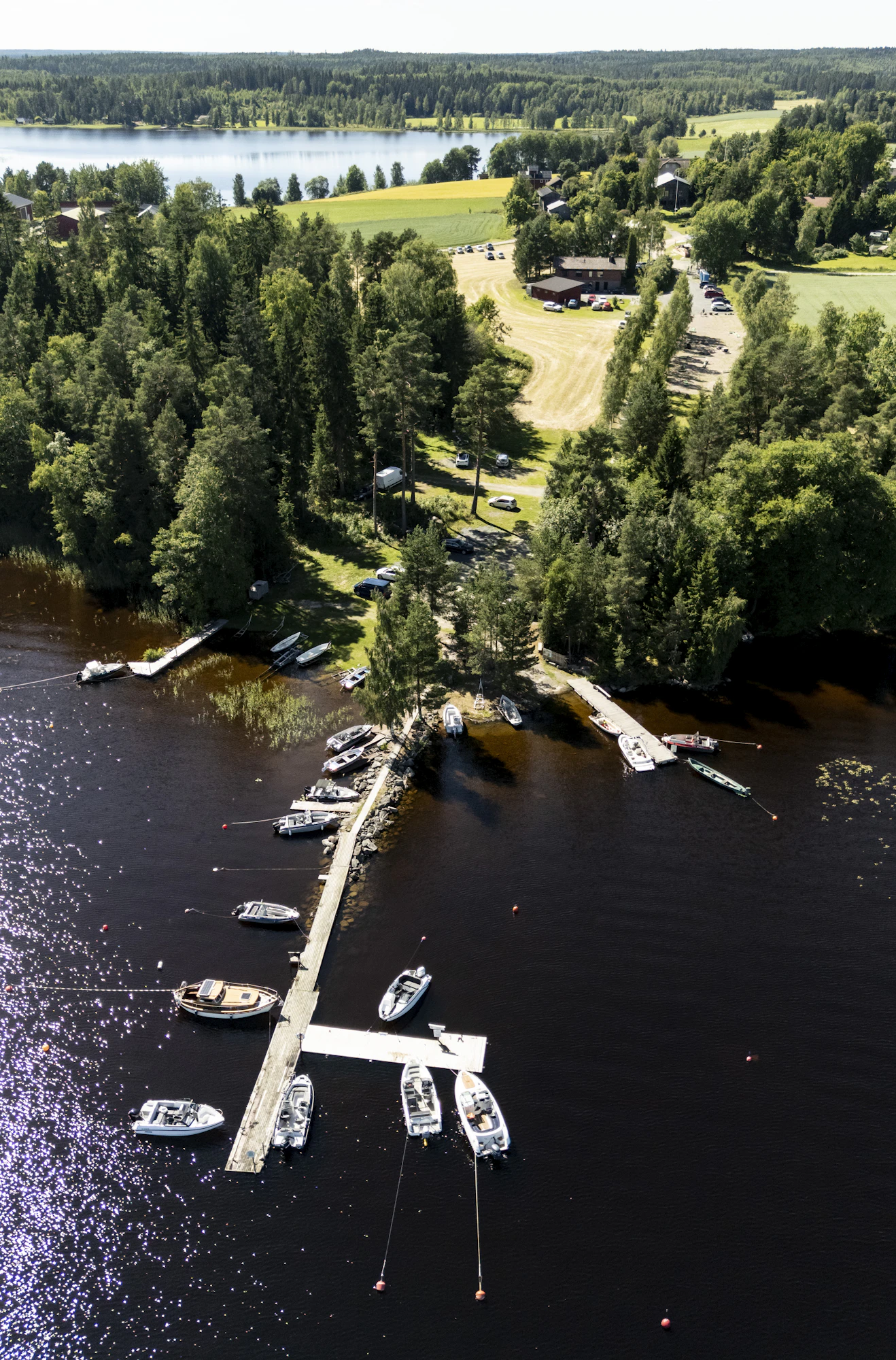 Tilalla on oma uimaranta ja venelaituri. Asiakkaita käy paljon veneillä. Peltoa on noin 14 hehtaaria ja metsää yli 50 hehtaaria.