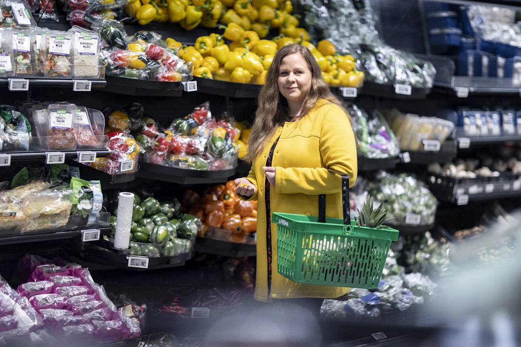 Lapsuuden kosketus maatalouteen on nostanut Luoman arvostusta kotimaiseen ruokaan. Hän valitsee lautaselleen sekä kasvipohjaisia että liha- ja kalatuotteita.