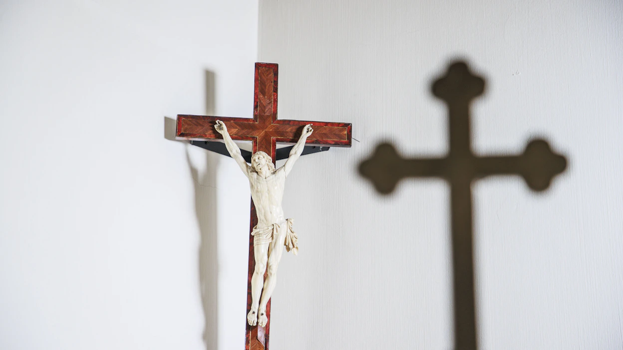 Kristinuskon tärkein symboli on entisaikojen julma teloitusväline. Ristiriita kiinnostaa tutkijoita.