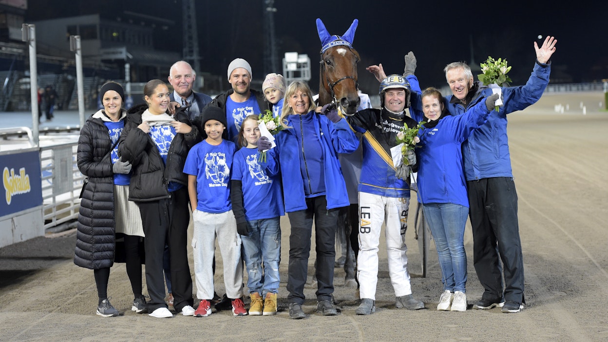 Elisabeth Almhedenin lähipiiri juhli Breeders’ Crown -välierän voittoa vajaa pari viikkoa sitten Solvallassa. Valmentaja itse hevosen suupielessä sen vasemmalla puolella.