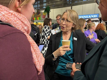 Maa- ja metsätalousministeri Sari Essayahin mielipiteet eurooppalaisesta maataloudesta ja sen haasteista olivat kysyttyä tavaraa maailman suurimmilla ruokamessuilla Berliinissä. 