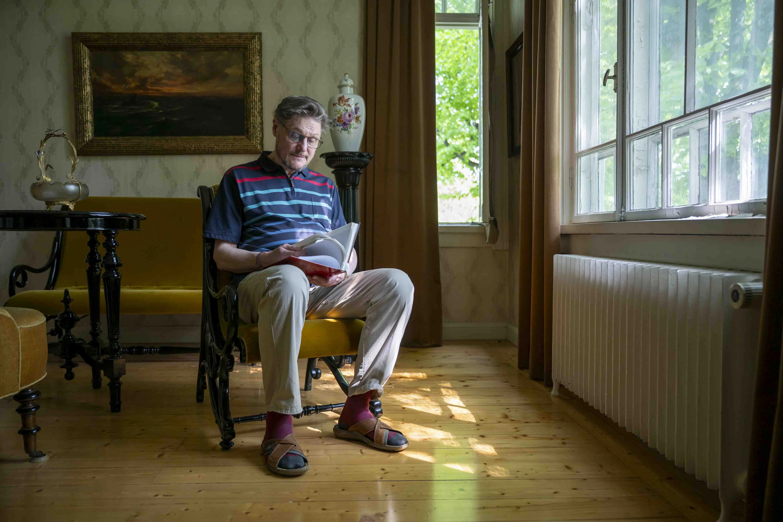 Salin rauhassa isännän on hyvä uppoutua kirjoihin. Taidehistoriassa riittää tutkittavaa.