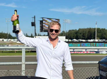 Vielä kerran skål, Janne Korpi! Lumilautailijasuuruuden, raviurheilijan ja raviristeilymiehen tamman Kinglet Birdin nousu naapurimaan ikäluokan ykköstammaksi nousi yhdeksi kärkiuutisista.