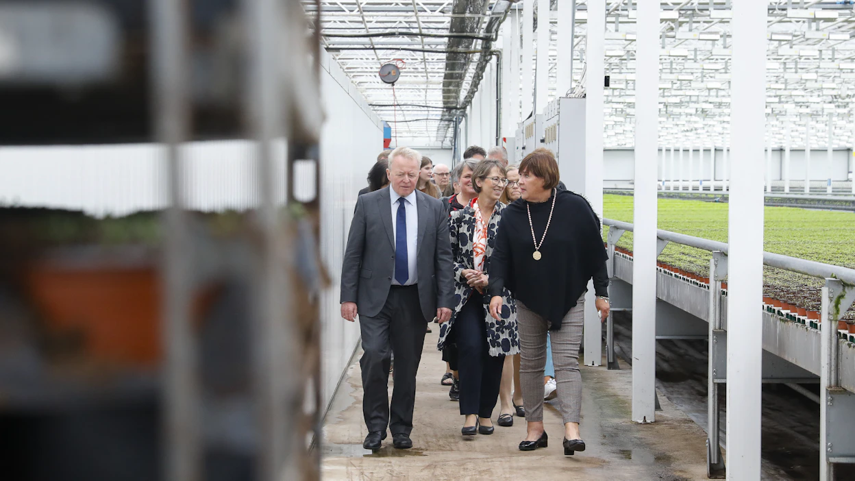 Komissaari Janusz Wojciechowski (vas.) kävi ensimmäistä kertaa komissaarin roolissa Suomessa. Vierailu DeliVerden puutarhalla.