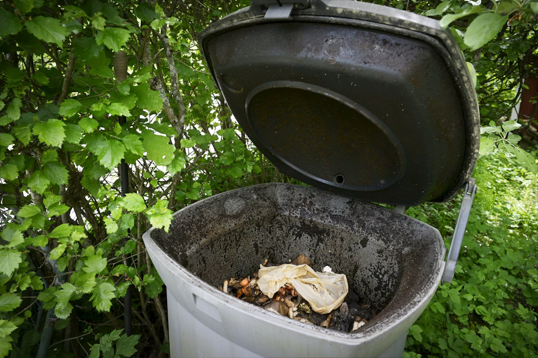 Biojätteen maksullisen keräyksen vaihtoehtona on omaehtoinen kompostointi kiinteistöllä. Velvoite koskee vain yli 10 000 ihmisen taajamia, ellei kunta määrää toisin. LEHTIKUVA / Antti Aimo-Koivisto.