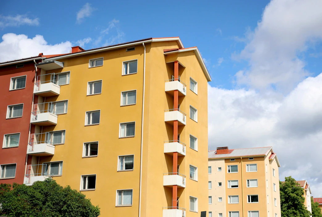 Hintojen laskusta huolimatta kiinteistönvälittäjien kautta tehtiin kesäkuussa liki kolmannes enemmän vanhojen kerros- ja rivitaloasuntojen kauppoja kuin vuotta aiemmin. LEHTIKUVA / Saara Peltola.