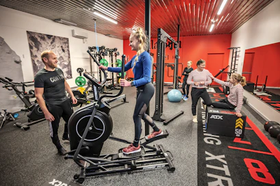 Yli 100-neliöiseltä kotikuntosalilta löytyy kaikki, mitä urheilullinen perhe tarvitsee. Edessä isä Jussi Takala, cross-trainerilla Emma, oikealla äiti Ulla, istumassa Viola ja takana Ilona Takala.