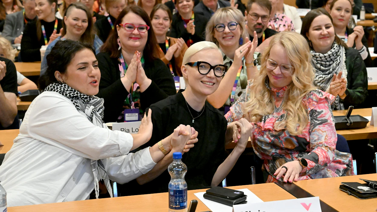 Helsinkiläinen kansanedustaja Minja Koskela (keskellä) voitti neuvoa-antavan jäsenäänestyksen vasemmistoliiton puheenjohtajasta. Kuopiolainen kansanedustaja Laura Meriluoto (oik.) sai ääniä toiseksi eniten, ja kolmanneksi kisassa jäi vantaalainen aluevaltuutettu Gashaw Bibani. LEHTIKUVA / Jussi Nukari.