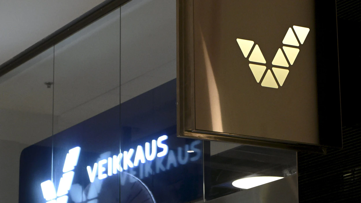 Veikkauksen logoja pelisalilla Helsingin Kampissa toukokuussa 2023. LEHTIKUVA.