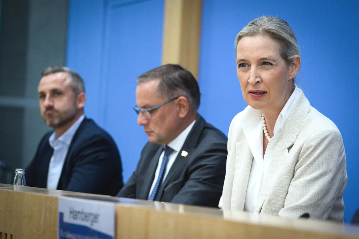 AfD:n puheenjohtaja Alice Weidel (oik.) kommentoi yhdessä toisen puheenjohtaja Tino Chrupallan (kesk.) ja Saksi-Anhaltin AfD:tä johtavan Ulrich Siegmundin kanssa historiallista osavaltiovaalitulosta Berliinissä