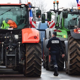 Saksasta alkaneet traktorimielenosoitukset ovat laajentuneet myös muihin maihin. Ranskan tiesuluilla on näkynyt lähinnä isoja traktoreita, mikä johtuu siitä, että pääosa protesteihin osallistuvista tuottajista edustaa ison tilakoon tuottajia. Maataloustuotannon vaikeudet ovat pahiten osuneet suurempiin tuottajiin. LEHTIKUVA / AFP