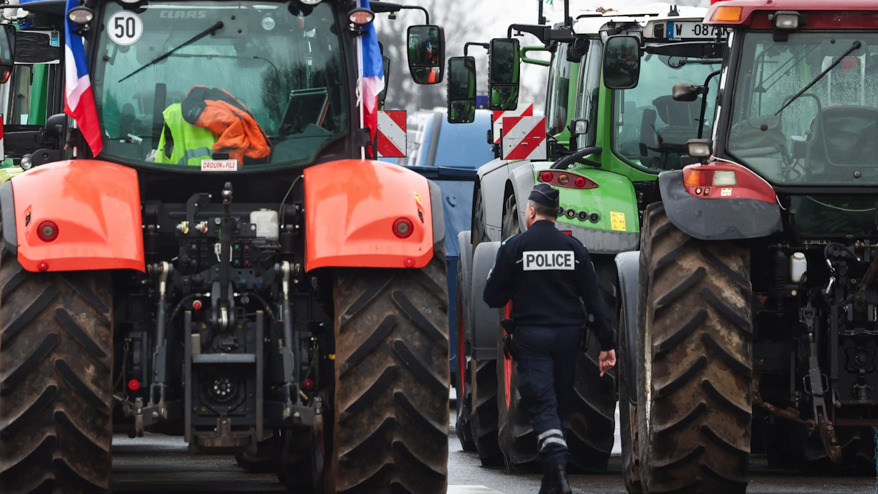 Pariisin ympäristössä viljelijöiden traktorimielenosoitukset jatkuivat torstaina jo kolmatta päivää. LEHTIKUVA / AFP .