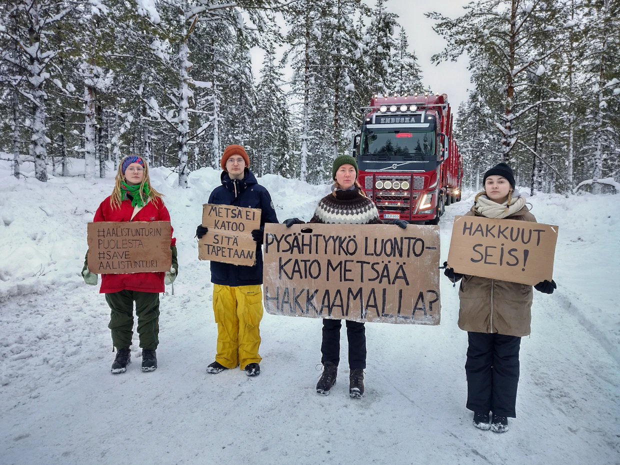 Metsäliikkeen mielenosoittajat katkaisivat Aalistunturin alueen talvisavotan puunkuljetukset keskiviikkona.