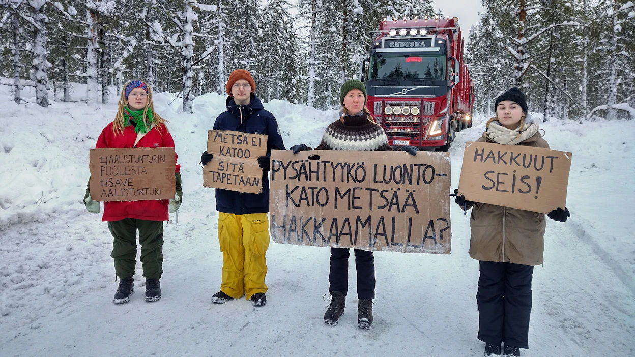 Elokapinan aktivistit osoittivat mieltään tammikuussa 2023. Nyt osa heistä on syytettynä oikeudenkäynnissä.
