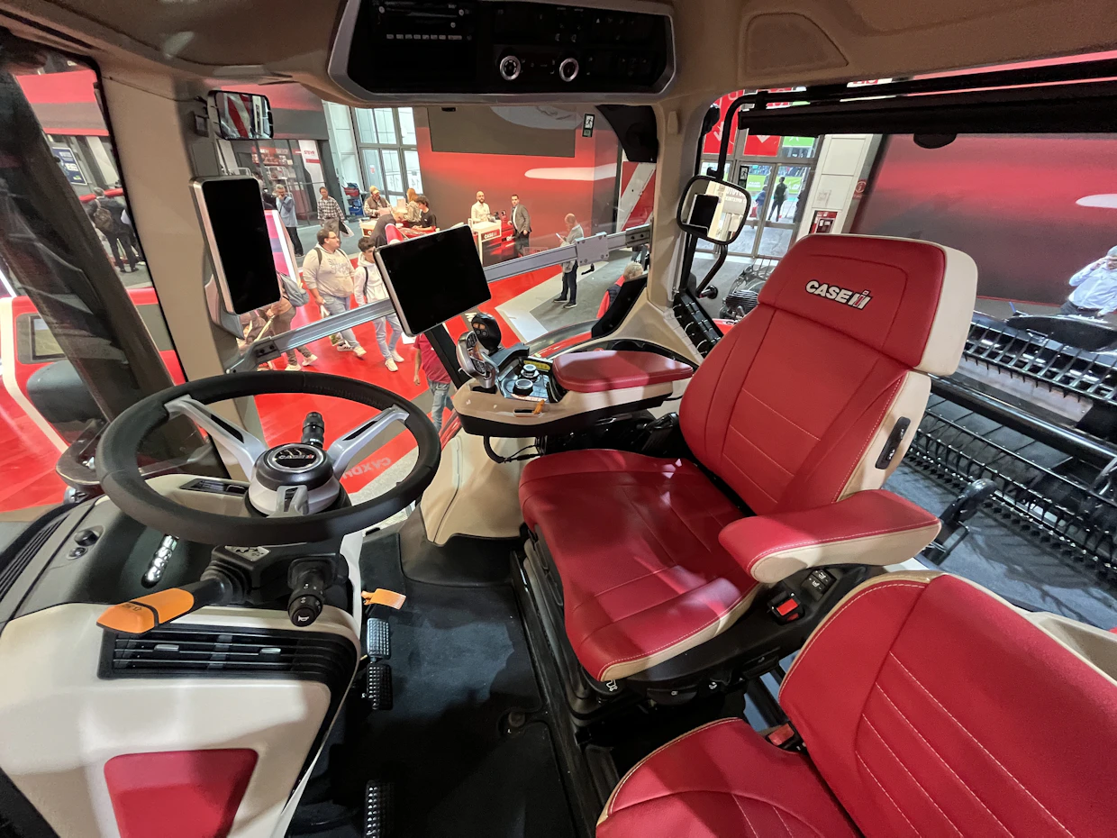 Puma 260 CVXDriven ohjaamo uudistuu perusteellisesti. Runko on aiempaa pidempi, kyynärnoja terminaaleineen kokonaan uusi ja myös mittaristo grafiikoineen kokonaan uutta suunnittelua.
