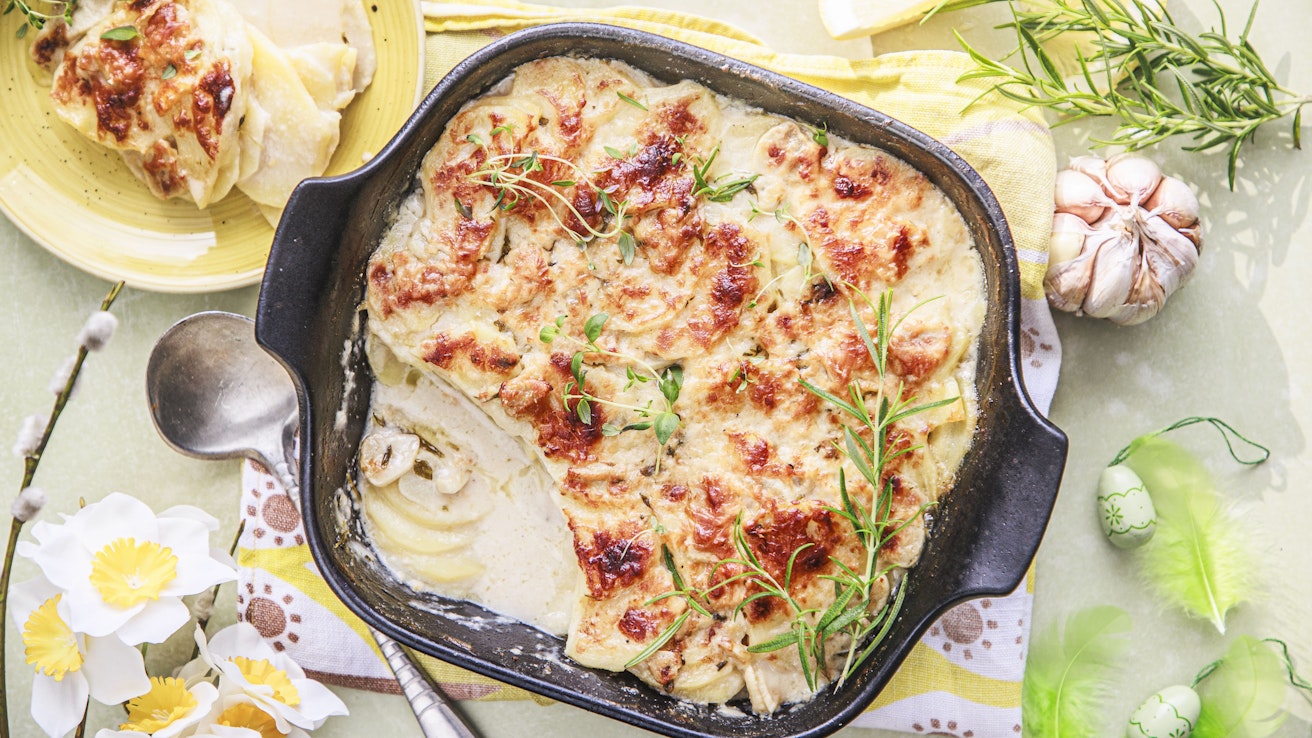 Pecorinon sijaan gratiiniin voi käyttää myös muuta voimakasta juustoa.