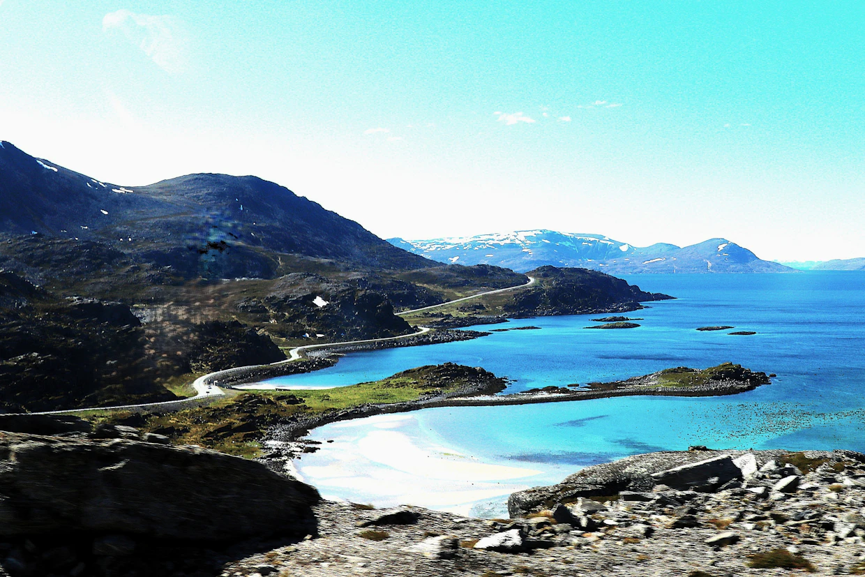 Olderfjordista pääsee paitsi legendaariseen Nordkappiin, myös vaihtoehtoisesti hienolle maisemareitille Havøysundiin. Tie sinne valmistui 1988 ja maisemareitti on vielä huomattavasti rauhallisempi kuin Nordkappin tie.