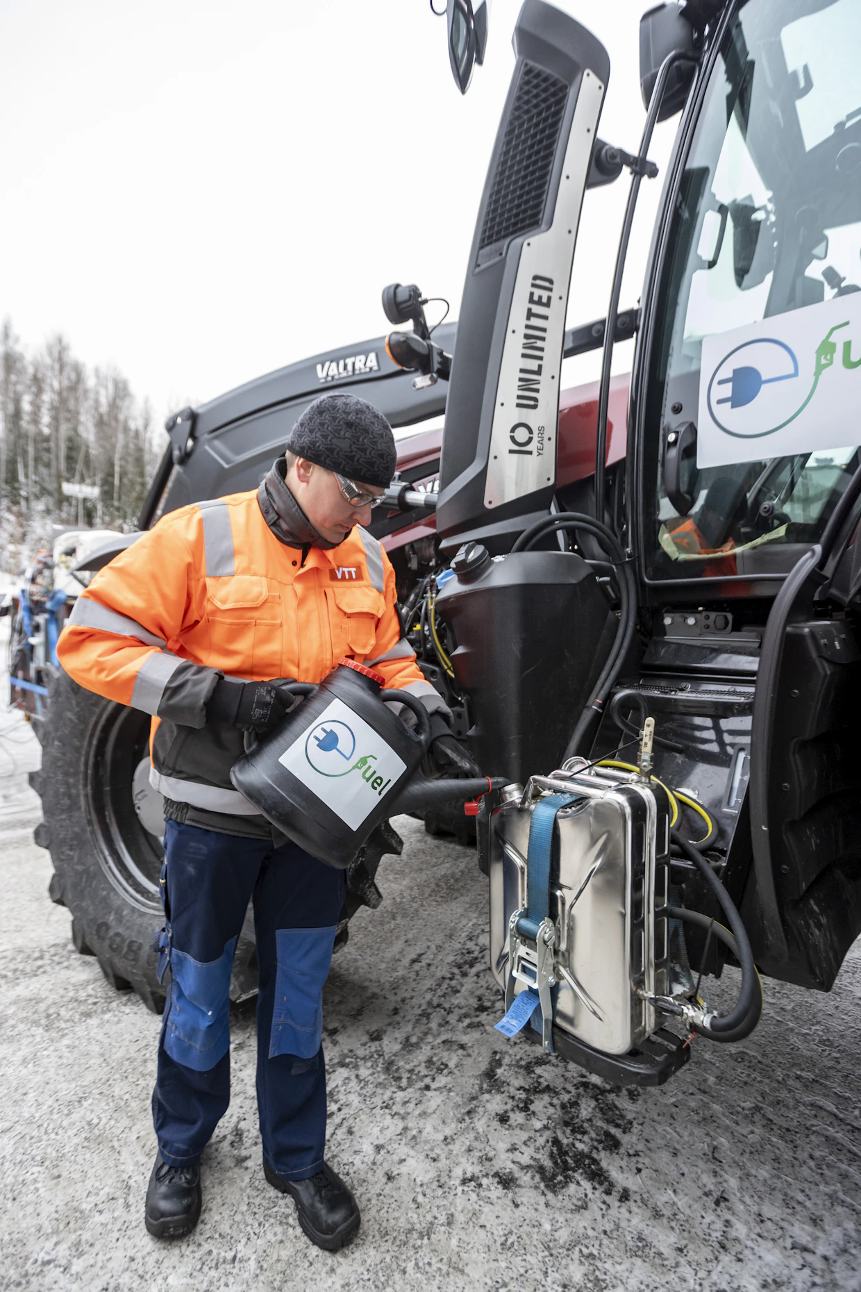 E-dieseliä on tuotettu Suomessa vasta 60 litraa. Erikoistutkija Anssi Järvinen tankkasi viime viikolla Nokialla ensimmäistä kertaa E-dieseliä traktorin tankkiin.