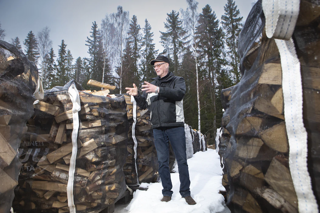 Yrittäjä Olli Salomaa on jo toimittanut asiakkaille ensimmäiset säkilliset polttopuita tulevaksi lämmityskaudeksi. Osa puulämmittäjistä haluaa itse kuivata klapinsa.