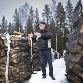 Yrittäjä Olli Salomaa on jo toimittanut asiakkaille ensimmäiset säkilliset polttopuita tulevaksi lämmityskaudeksi. Osa puulämmittäjistä haluaa itse kuivata klapinsa. 