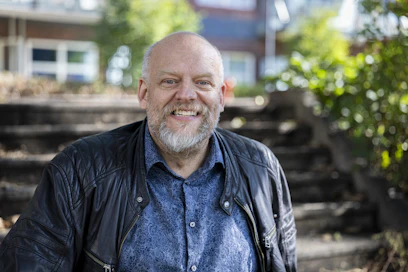 Uudessa kirjassaan Janne Saarikivi ruotii kirpeän hauskasti muun muassa Sanna Marinin ja Alexander Stubbin alun perin englannin kielellä julkaistuja muistelmia.