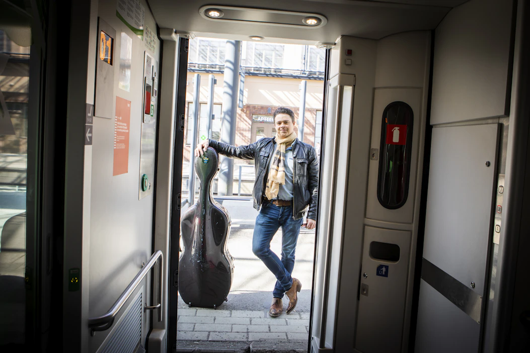 Kansallisoopperan soolosellisti Samuli Peltonen matkustaa toukokuussa junalla Oopperan ja Baletin areenakiertueella ympäri Suomea.
