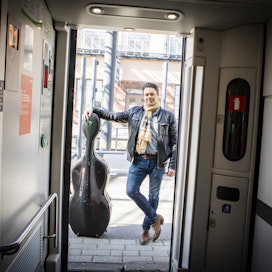 Kansallisoopperan soolosellisti Samuli Peltonen matkustaa toukokuussa junalla Oopperan ja Baletin areenakiertueella ympäri Suomea.