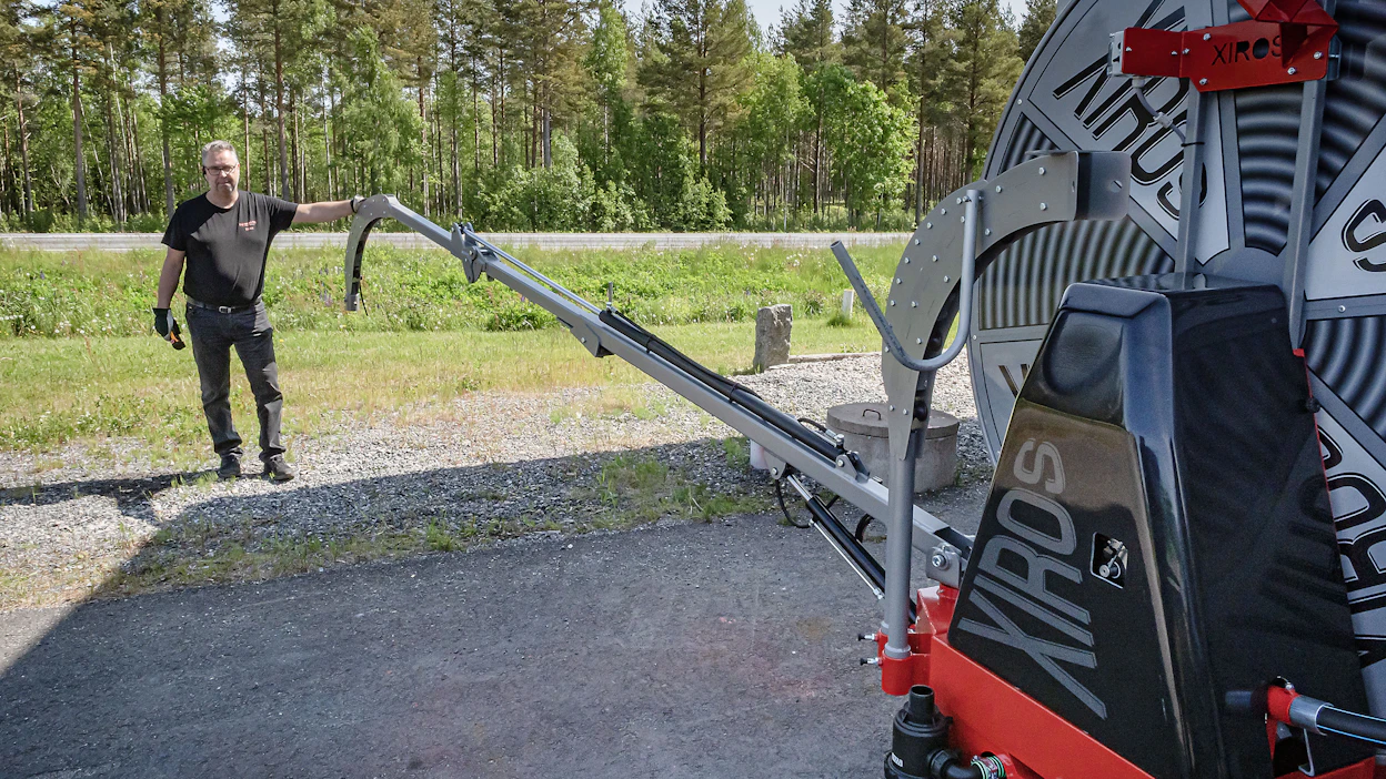 Toimitusjohtaja Jyri-Pekka Raittila Pekomat Oy:sta esittelee yrityksen omaa luomusta, Xiros-laitetta salaojien puhdistamiseen.