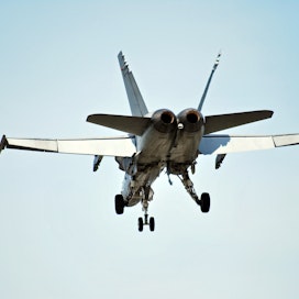Hornet-hävittäjiä ja muita Ilmavoimien lentokoneita näkyy ensi viikolla Joutsan taivaalla ilmavoimine harjoituksessa. Kuva vuodelta 2014.
