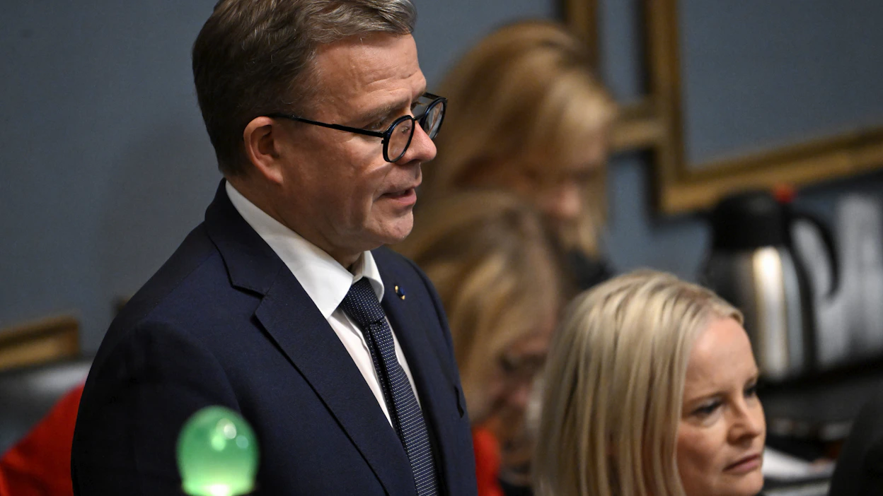 Pääministeri, kokoomuksen puheenjohtaja Petteri Orpo ja valtiovarainministeri, perussuomalaisten puheenjohtaja Riikka Purra eduskunnassa Helsingissä toukokuussa.