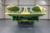 EasyCut F 400 Fold:lla niitto tehdään neljän metrin leveydeltä ja karho kapenee traktorin alle. Tällöin perässä seuraavan noukkimen työleveys riittää ottamaan karhon kokonaan sisään. Fold sopii perhosen etukoneeksi, kun neljän metrin työleveys antaa pelivaraa kaarroksiin.