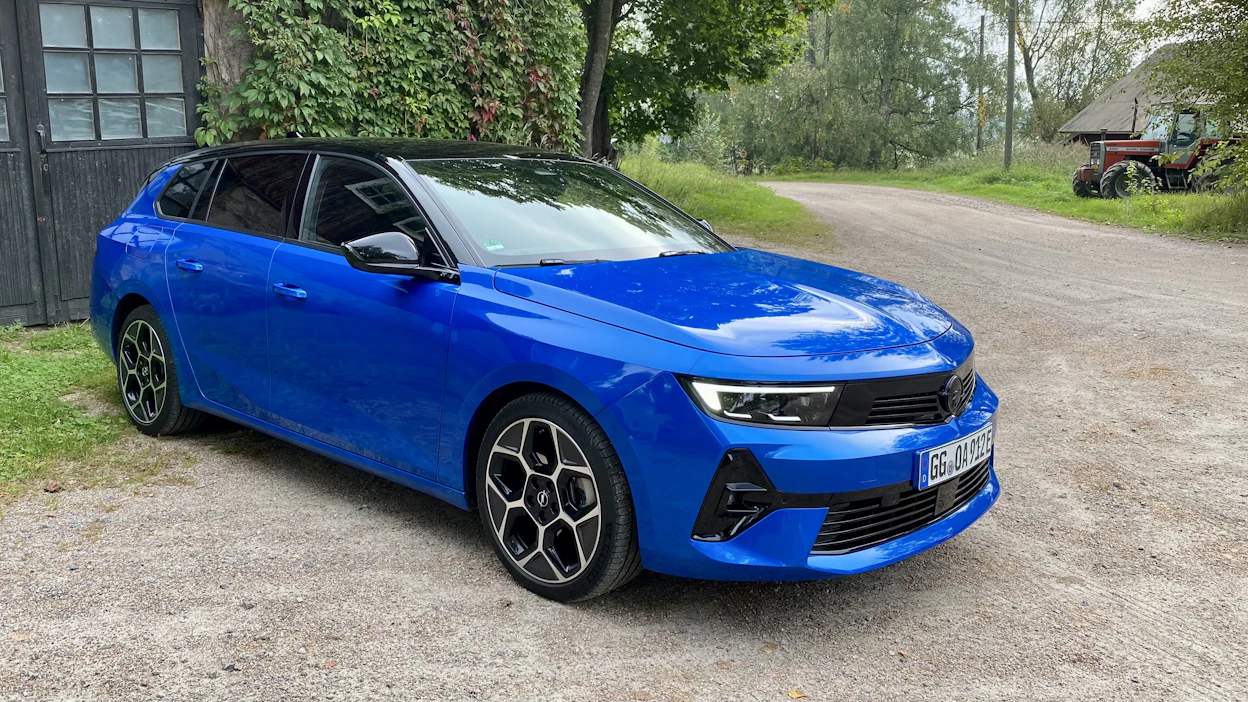 Opel alkaa toimittaa yli vuosi sitten tilattuja farkku-Astroja vanhalla hinnalla.